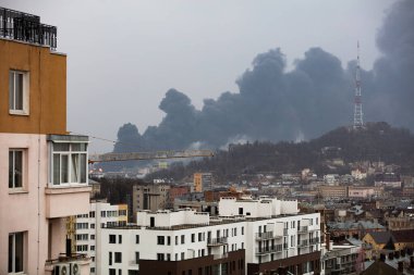 Lviv, Ukrayna - 26 Mart 2022: Rusya savaşı sırasında Lviv 'deki bir petrol deposuna füze saldırısı