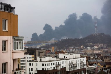 Lviv, Ukrayna - 26 Mart 2022: Rusya savaşı sırasında Lviv 'deki bir petrol deposuna füze saldırısı
