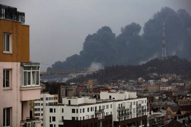 Lviv, Ukrayna - 26 Mart 2022: Rusya savaşı sırasında Lviv 'deki bir petrol deposuna füze saldırısı