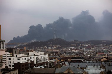 Lviv, Ukrayna - 26 Mart 2022: Rusya savaşı sırasında Lviv 'deki bir petrol deposuna füze saldırısı