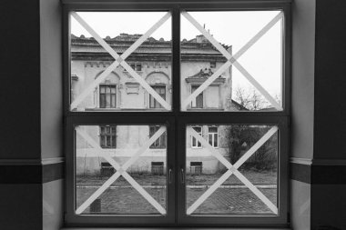 Lviv sırasında bantlanmış pencereler