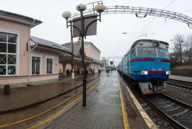 Lviv, Ukrayna - 1 Nisan 2022: Yaralı çocuklarla eğitim ve Mariupol 'den kovulan mülteci aileler Lviv' den ayrıldı. Lviv Dotors ve Medecins Sans Frontieres mültecileri hastaneye götürüyor.