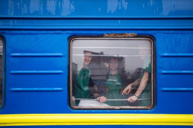 Lviv, Ukrayna - 1 Nisan 2022: Yaralı çocuklarla eğitim ve Mariupol 'den kovulan mülteci aileler Lviv' den ayrıldı. Lviv Dotors ve Medecins Sans Frontieres mültecileri hastaneye götürüyor.