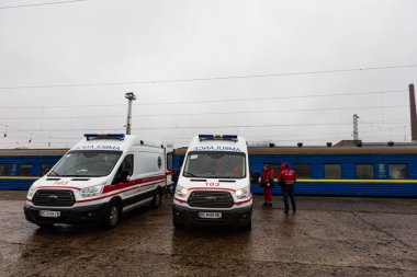 Lviv, Ukrayna - 1 Nisan 2022: Yaralı çocuklarla eğitim ve Mariupol 'den kovulan mülteci aileler Lviv' den ayrıldı. Lviv Dotors ve Medecins Sans Frontieres mültecileri hastaneye götürüyor.