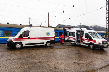 Lviv, Ukrayna - 1 Nisan 2022: Yaralı çocuklarla eğitim ve Mariupol 'den kovulan mülteci aileler Lviv' den ayrıldı. Lviv Dotors ve Medecins Sans Frontieres mültecileri hastaneye götürüyor.