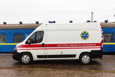 Lviv, Ukrayna - 1 Nisan 2022: Yaralı çocuklarla eğitim ve Mariupol 'den kovulan mülteci aileler Lviv' den ayrıldı. Lviv Dotors ve Medecins Sans Frontieres mültecileri hastaneye götürüyor.