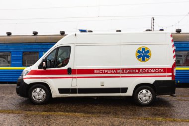 Lviv, Ukrayna - 1 Nisan 2022: Yaralı çocuklarla eğitim ve Mariupol 'den kovulan mülteci aileler Lviv' den ayrıldı. Lviv Dotors ve Medecins Sans Frontieres mültecileri hastaneye götürüyor.