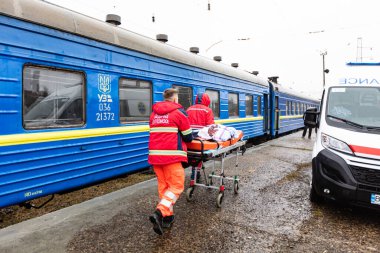 Lviv, Ukrayna - 1 Nisan 2022: Yaralı çocuklarla eğitim ve Mariupol 'den kovulan mülteci aileler Lviv' den ayrıldı. Lviv Dotors ve Medecins Sans Frontieres mültecileri hastaneye götürüyor.
