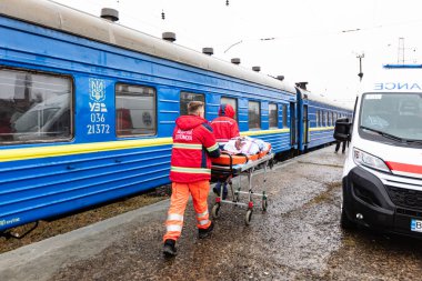 Lviv, Ukrayna - 1 Nisan 2022: Yaralı çocuklarla eğitim ve Mariupol 'den kovulan mülteci aileler Lviv' den ayrıldı. Lviv Dotors ve Medecins Sans Frontieres mültecileri hastaneye götürüyor.