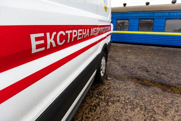 Lviv, Ukrayna - 1 Nisan 2022: Yaralı çocuklarla eğitim ve Mariupol 'den kovulan mülteci aileler Lviv' den ayrıldı. Lviv Dotors ve Medecins Sans Frontieres mültecileri hastaneye götürüyor.