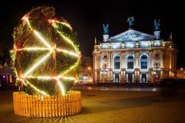 Lviv, Ukrayna - 4 Mayıs 2019: Lviv Operası yakınlarında Paskalya yumurtası dekorasyonu