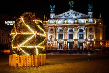 Lviv, Ukrayna - 4 Mayıs 2019: Lviv Operası yakınlarında Paskalya yumurtası dekorasyonu