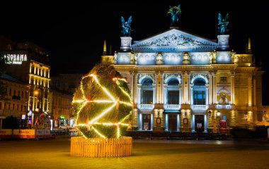 Lviv, Ukrayna - 4 Mayıs 2019: Lviv Operası yakınlarında Paskalya yumurtası dekorasyonu