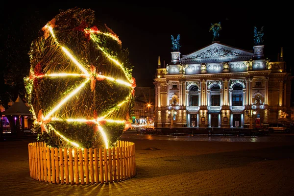 Lviv, Ukrayna - 4 Mayıs 2019: Lviv Operası yakınlarında Paskalya yumurtası dekorasyonu