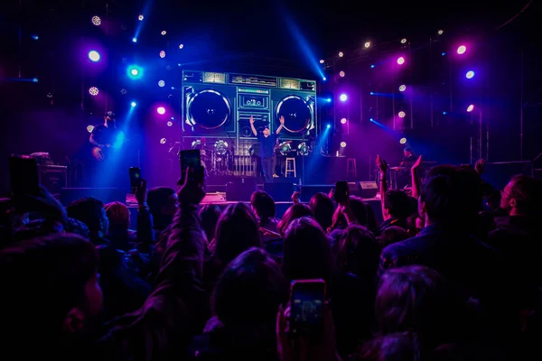 Lviv, Ukrayna - 16 Aralık 2017: Ukraynalı grup Boombox konseri Lviv, Çıplak Kral Turu 2017