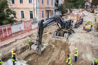 Lviv, Ukrayna - 25 Kasım 2020: Shevchenko Caddesi 'ndeki yol onarımı. Lviv, Ukrayna 'da