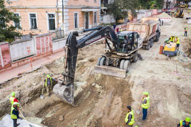 Lviv, Ukrayna - 25 Kasım 2020: Shevchenko Caddesi 'ndeki yol onarımı. Lviv, Ukrayna 'da