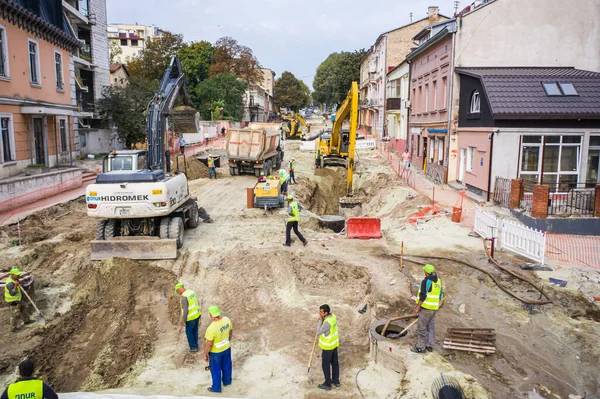Lviv, Ukrayna - 25 Kasım 2020: Shevchenko Caddesi 'ndeki yol onarımı. Lviv, Ukrayna 'da