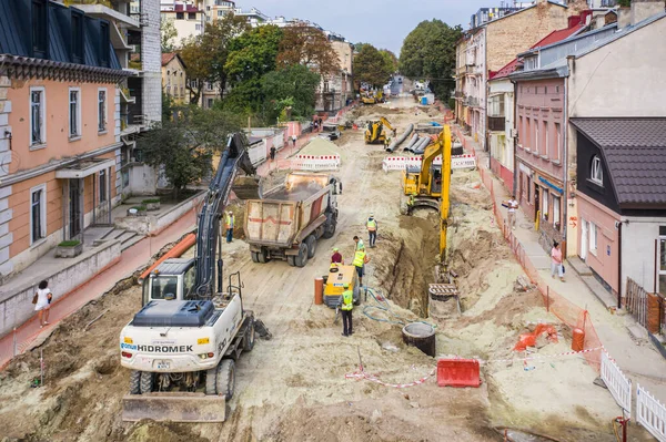 Lviv, Ukrayna - 25 Kasım 2020: Shevchenko Caddesi 'ndeki yol onarımı. Lviv, Ukrayna 'da