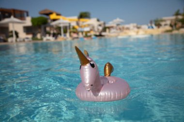 Tasarım amaçlı kokteyl ile şişirilebilir içki tutacağı.