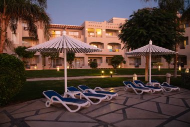 Hurghada, Mısır - 1 Ekim 2019: Mısır 'ın başkenti Hurghada' daki Jaz Casa Del Mar Resort 'ta güneşlik şemsiyeler ve güneşlik yatakları