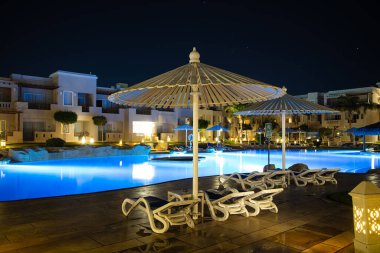 Hurghada, Mısır - 1 Ekim 2019: Mısır 'ın başkenti Hurghada' daki Jaz Casa Del Mar Resort 'ta güneşlik şemsiyeler ve güneşlik yatakları