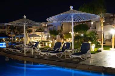 Hurghada, Mısır - 1 Ekim 2019: Mısır 'ın başkenti Hurghada' daki Jaz Casa Del Mar Resort 'ta güneşlik şemsiyeler ve güneşlik yatakları