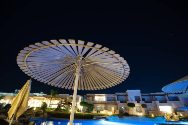 Hurghada, Mısır - 1 Ekim 2019: Mısır 'ın başkenti Hurghada' daki Jaz Casa Del Mar Resort 'ta güneşlik şemsiyeler ve güneşlik yatakları
