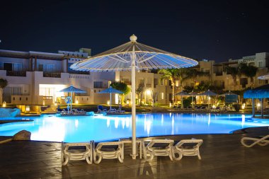 Hurghada, Mısır - 1 Ekim 2019: Mısır 'ın başkenti Hurghada' daki Jaz Casa Del Mar Resort 'ta güneşlik şemsiyeler ve güneşlik yatakları