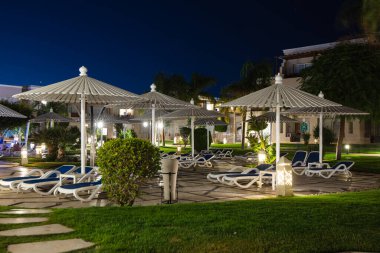 Hurghada, Mısır - 1 Ekim 2019: Mısır 'ın başkenti Hurghada' daki Jaz Casa Del Mar Resort 'ta güneşlik şemsiyeler ve güneşlik yatakları