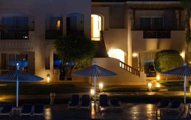 Hurghada, Mısır - 1 Ekim 2019: Mısır 'ın başkenti Hurghada' daki Jaz Casa Del Mar Resort 'ta güneşlik şemsiyeler ve güneşlik yatakları