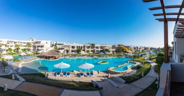 Hurghada, Mısır - 1 Ekim 2019: Mısır 'ın başkenti Hurghada' daki Jaz Casa Del Mar Resort 'ta güneşlik şemsiyeler ve güneşlik yatakları