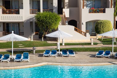 Hurghada, Mısır - 1 Ekim 2019: Mısır 'ın başkenti Hurghada' daki Jaz Casa Del Mar Resort 'ta güneşlik şemsiyeler ve güneşlik yatakları