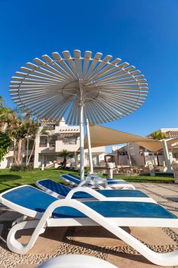 Hurghada, Mısır - 1 Ekim 2019: Mısır 'ın başkenti Hurghada' daki Jaz Casa Del Mar Resort 'ta güneşlik şemsiyeler ve güneşlik yatakları