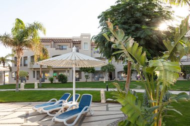 Hurghada, Mısır - 1 Ekim 2019: Mısır 'ın başkenti Hurghada' daki Jaz Casa Del Mar Resort 'ta güneşlik şemsiyeler ve güneşlik yatakları