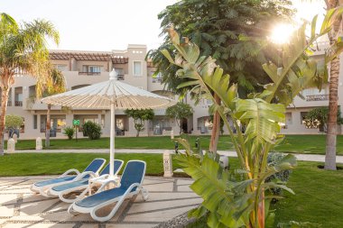 Hurghada, Mısır - 1 Ekim 2019: Mısır 'ın başkenti Hurghada' daki Jaz Casa Del Mar Resort 'ta güneşlik şemsiyeler ve güneşlik yatakları
