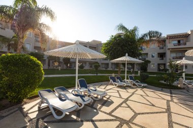 Hurghada, Mısır - 1 Ekim 2019: Mısır 'ın başkenti Hurghada' daki Jaz Casa Del Mar Resort 'ta güneşlik şemsiyeler ve güneşlik yatakları