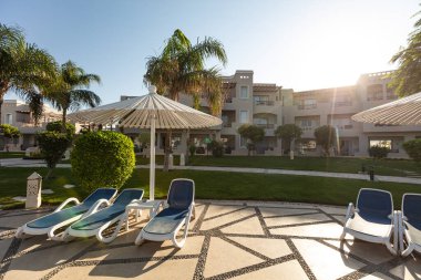 Hurghada, Mısır - 1 Ekim 2019: Mısır 'ın başkenti Hurghada' daki Jaz Casa Del Mar Resort 'ta güneşlik şemsiyeler ve güneşlik yatakları