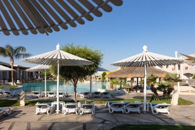 Hurghada, Mısır - 1 Ekim 2019: Mısır 'ın başkenti Hurghada' daki Jaz Casa Del Mar Resort 'ta güneşlik şemsiyeler ve güneşlik yatakları