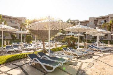 Hurghada, Mısır - 1 Ekim 2019: Mısır 'ın başkenti Hurghada' daki Jaz Casa Del Mar Resort 'ta güneşlik şemsiyeler ve güneşlik yatakları
