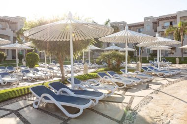 Hurghada, Mısır - 1 Ekim 2019: Mısır 'ın başkenti Hurghada' daki Jaz Casa Del Mar Resort 'ta güneşlik şemsiyeler ve güneşlik yatakları