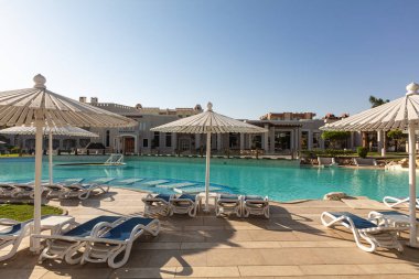 Hurghada, Mısır - 1 Ekim 2019: Mısır 'ın başkenti Hurghada' daki Jaz Casa Del Mar Resort 'ta güneşlik şemsiyeler ve güneşlik yatakları