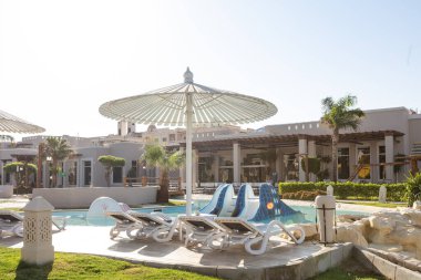 Hurghada, Mısır - 1 Ekim 2019: Mısır 'ın başkenti Hurghada' daki Jaz Casa Del Mar Resort 'ta güneşlik şemsiyeler ve güneşlik yatakları