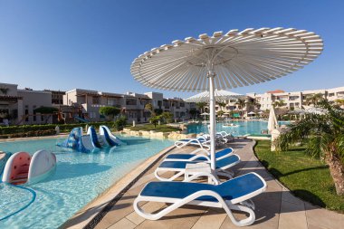 Hurghada, Mısır - 1 Ekim 2019: Mısır 'ın başkenti Hurghada' daki Jaz Casa Del Mar Resort 'ta güneşlik şemsiyeler ve güneşlik yatakları