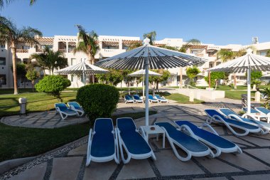 Hurghada, Mısır - 1 Ekim 2019: Mısır 'ın başkenti Hurghada' daki Jaz Casa Del Mar Resort 'ta güneşlik şemsiyeler ve güneşlik yatakları
