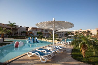 Hurghada, Mısır - 1 Ekim 2019: Mısır 'ın başkenti Hurghada' daki Jaz Casa Del Mar Resort 'ta güneşlik şemsiyeler ve güneşlik yatakları