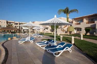 Hurghada, Mısır - 1 Ekim 2019: Mısır 'ın başkenti Hurghada' daki Jaz Casa Del Mar Resort 'ta güneşlik şemsiyeler ve güneşlik yatakları