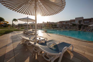 Hurghada, Mısır - 1 Ekim 2019: Mısır 'ın başkenti Hurghada' daki Jaz Casa Del Mar Resort 'ta güneşlik şemsiyeler ve güneşlik yatakları