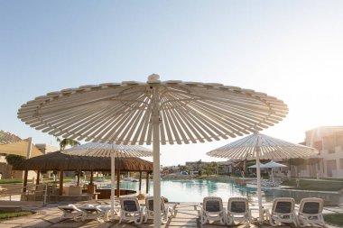 Hurghada, Mısır - 1 Ekim 2019: Mısır 'ın başkenti Hurghada' daki Jaz Casa Del Mar Resort 'ta güneşlik şemsiyeler ve güneşlik yatakları