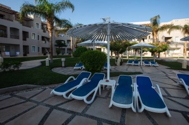 Hurghada, Mısır - 1 Ekim 2019: Mısır 'ın başkenti Hurghada' daki Jaz Casa Del Mar Resort 'ta güneşlik şemsiyeler ve güneşlik yatakları